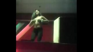 Se desnuda en discoteca en Ayacucho
