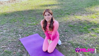 Fan gordito logra follar y llenar el coño de leche a una actriz peruana que encontró haciendo ejercicios en el parque