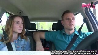 Deutsche Anhalterin fickt Outdoor im Auto